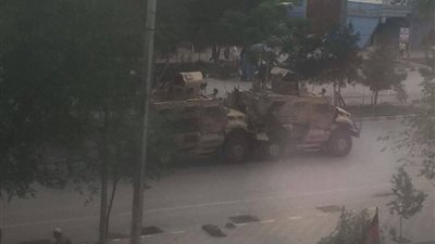 بالصور والفيديو.. انفجار كبير قرب السفارة الأمريكية في كابول