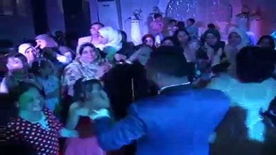 بالفيديو.. عريس يفاجئ أمه بموقف مؤثر في حفل زفافه