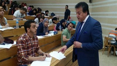 وزير التعليم العالى يتفقد الامتحانات بجامعة عين شمس