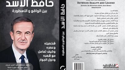 السفير مصطفى عبدالعزيز يوقع كتاب 