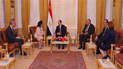 السيسي يستقبل بمقر اقامته بالمنامة وزيرة الثقافة البحرينية