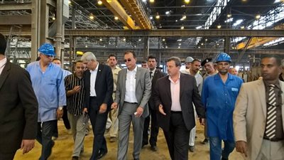 وزير النقل يتابع سير العمل بورش أبوزعبل لعمرة وصيانة العربات