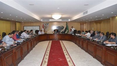 محافظ الفيوم يعقد اجتماعاً ولجنة صندوق الاسكان الاقتصادي