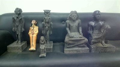 بالصور.. مباحث السياحة والآثار بالفيوم تضبط تشكيل عصابي بحوزتهم 6 قطع إثارية 