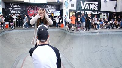 بالفيديو.. طلب زواج مميز من شاب لحبيبته ورد فعلها مفاجئ