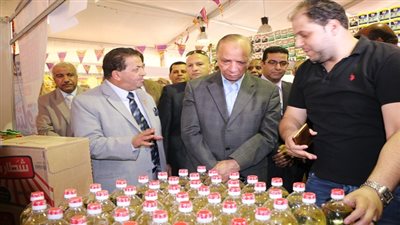 محافظ القاهرة يتفقد معرض السلع التموينية بالمرج