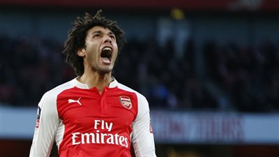النني على مقاعد بدلاء أرسنال أمام تشيلسي في نهائي كأس إنجلترا