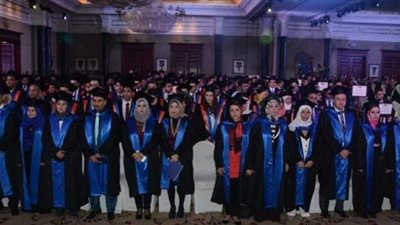 في حفل تخرج.. طالب يلقن معلميه 