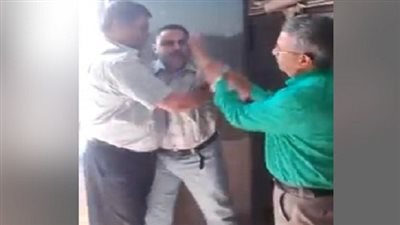 بالفيديو.. موظف بهيئة التأمين الصحى يحاول الانتحار بسبب خصم 500 جنيه من راتبه