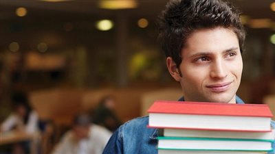 بالأسماء.. 10 طلاب مصريون يحتلون قائمة أوائل الثانوية العامة بالكويت