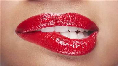 للبنات فقط.. 10 طرق طبيعية لترطيب الشفاه فى رمضان