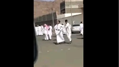 بالفيديو.. مشاجرة طاحنة بالعصي بين عدد من المصريين في السعودية