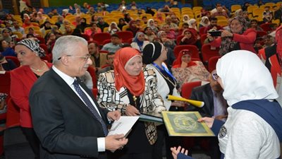 شوقى يكرم الطلاب الوافدين المتميزين للعام الدراسى 2016/2017