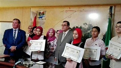 محافظ الفيوم يعتمد نتيجة الشهادة الإعدادية.. طالبتين توأم الاوائل  