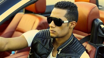 شاهد.. الأسطورة يلعب كرة قدم مع أطفال: 