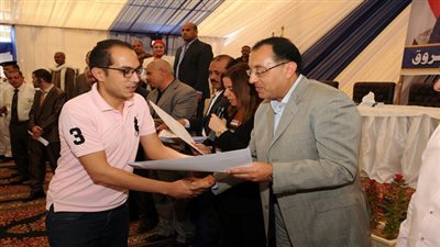 وزير الإسكان يُسلم عقود 650 وحدة بالإسكان الاجتماعي بمدينة الشروق