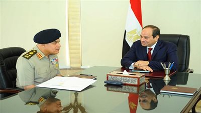 الرئيس عبد الفتاح السيسي يجتمع مع  وزير الدفاع