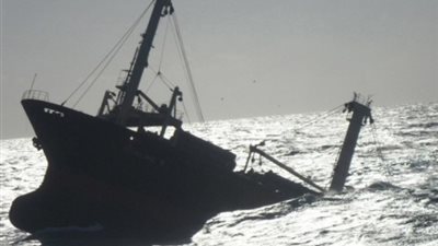 غرق سفينة على متنها 150 سائحًا.. ماذا حدث لهم؟