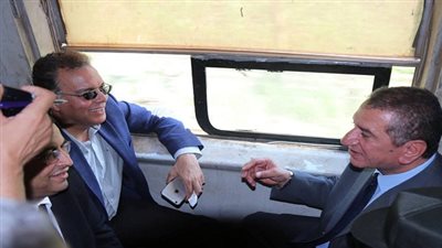 بالصور.. وزير النقل والمحافظ يستقلان 