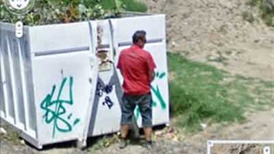 صدق أو لا تصدق.. وزير الزراعة يتبول في الشارع 