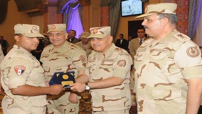 وزير الدفاع يلتقى مقاتلوا الدفاع الجوى وهيئة تدريس الكليات العسكرية 