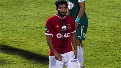 بالفيديو.. حسام حسن يحتوي غضب صالح جمعة خلال لقاء الأهلي والمصري