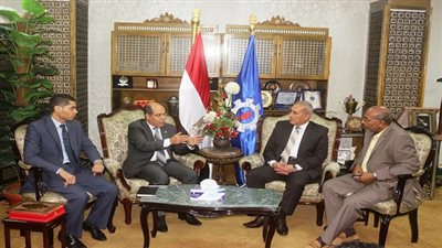 بالصور.. محافظ السويس يستقبل مساعد وزير المالية