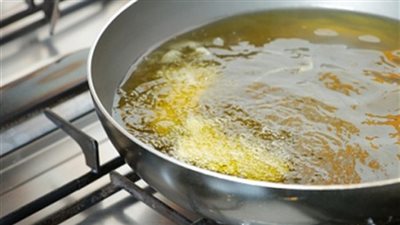 تحذير.. إعادة استخدام الزيت لقلي الطعام يصيبك بـ