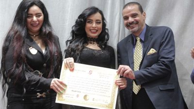 تكريم الباحثة في الشئون الاسرائيلية سارة شريف في مؤتمر أبواب الخير 