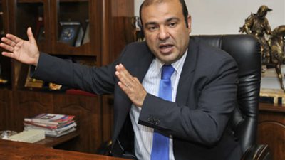 التحقيق مع خالد حنفى وزير التموين السابق بتهمة استغلال النفوذ