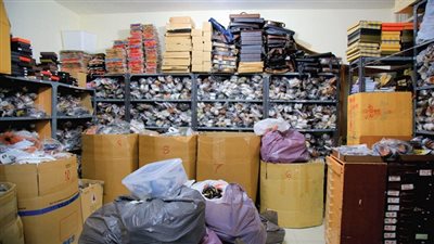 بالفيديو.. ضبط 18 الف قطعة من الأحذية الرياضية المغشوشة قبل طرحها بالأسواق 