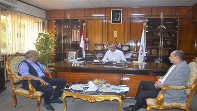 محافظ قنا ووفد وزارة التموين يعاينون المواقع المقترحه لإقامة مناطق تجارية لوجستية