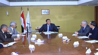 وزير النقل يبحث انشاء ميناء نهري بميناء الاسكندرية
