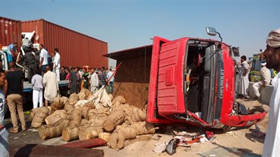 19 مصابًا بحادث انقلاب سيارة محملة بالعمال بـ
