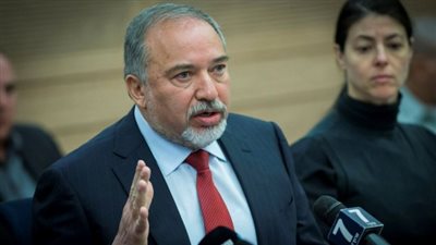 متشددون يهود يهاجمون موكب ليبرمان لرفضهم الخدمة العسكرية