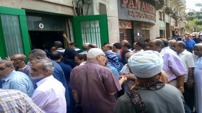 بالصور| شهيد طابور المعاشات.. عجوز يذهب لقبض معاشه يعود في 