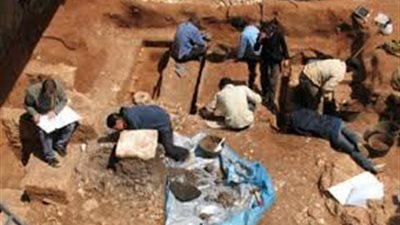 أهالي أسوان يستخرجون آثار من أسفل المنازل.. وهذا رد 