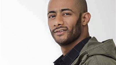 الأسطورة يستعرض سيارته باهظة الثمن