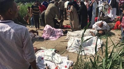 دماء على خطوط السكك الحديدية.. حالات وفاة بالجملة في حادث قطاري الإسكندرية.. ومطالب بمعاقبة وزير النقل