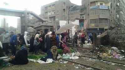 قبل كارثة جديدة.. باعة جائلين على مزلقانات السكك الحديدية