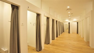 أحدهم في غرفة قياس الملابس.. أغرب 10 أشياء التقاطتها الكاميرات