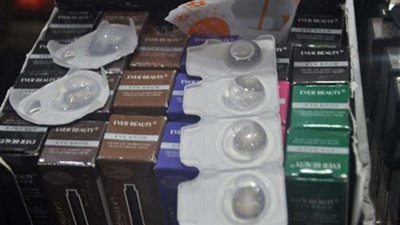 ضبط 8 آلاف قطعة مستحضرات تجميل و400 عدسة لاصقة  