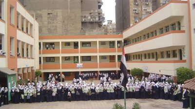 بالفيديو :مدير المدرسة يفرض أتاوات على أهالى الطلبه لتحويل ابنائهم من مدرسه لمدرسة