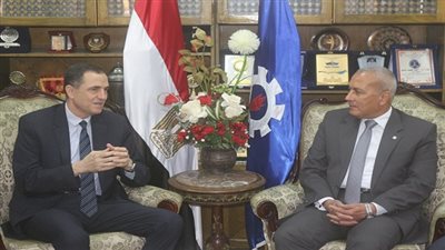 محافظ السويس يناقش مع 