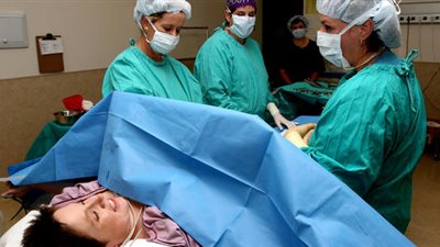 سيدة بأسيوط تلد 5 توائم بعد جراحة قيصرية.. تعرف على قصتها