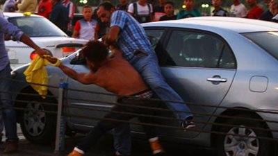 شاهد| علقة سخنة لـ