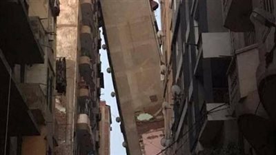 استمرار رفع أنقاض عقار الإسكندرية المنهار