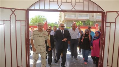 بالصور.. محافظ السويس فى جولة تفقدية للمدرسة المصرية اليابانية