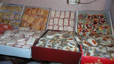 القبض على مالك مصنع غير مرخص لإنتاج الحلويات و28,800 عبوة حلوى 