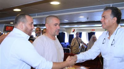 وزير النقل يستقبل آخر افواج الحج البرى بميناء نويبع البحري 